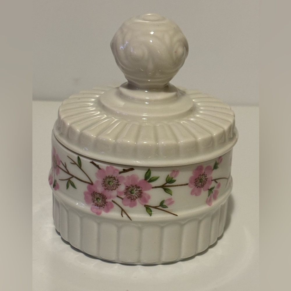Trinket box by Porcelain de Paris